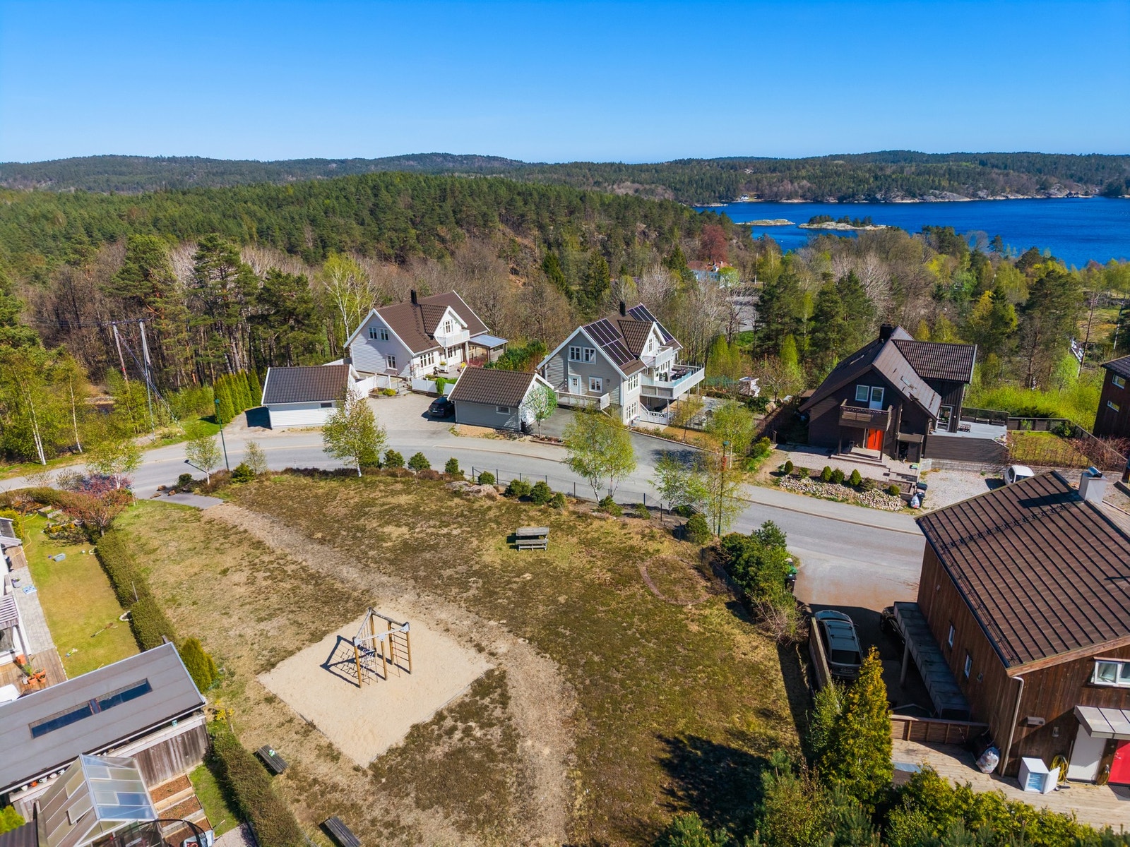 Et barnevennlig område med barn i alle aldergrupper. Galleribilde