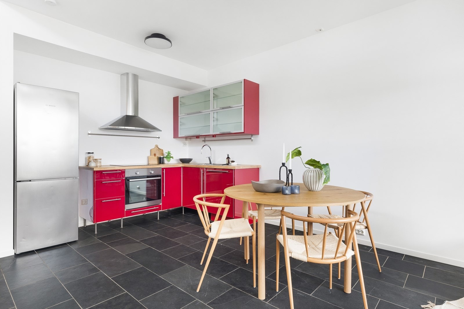 Kjøkkeninnredning fra Ikea med glatte fronter og benkeplate i tre. Galleribilde