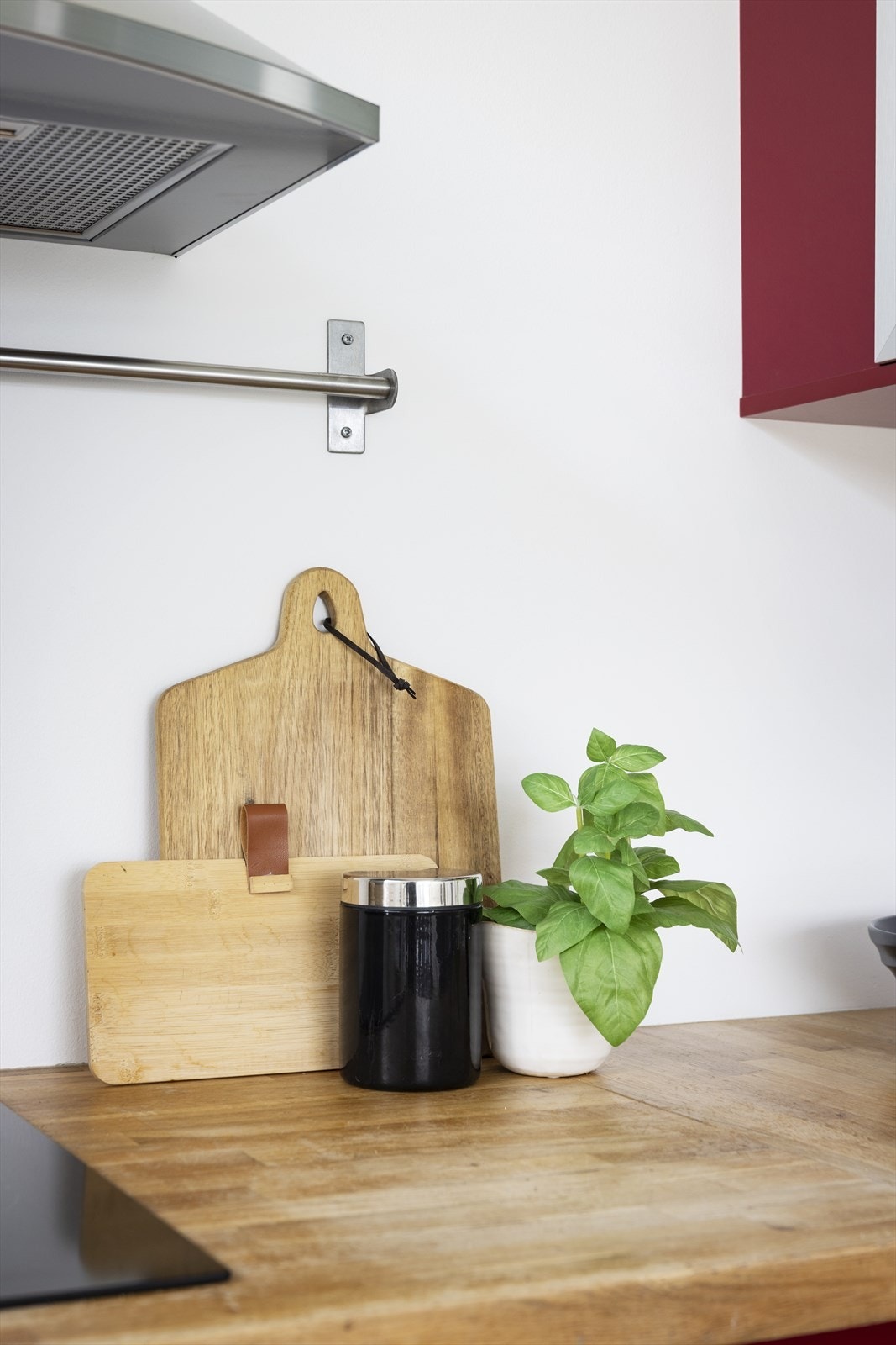 Benkeplaten i tre gir en varm kontrast til de moderne flatene. Galleribilde