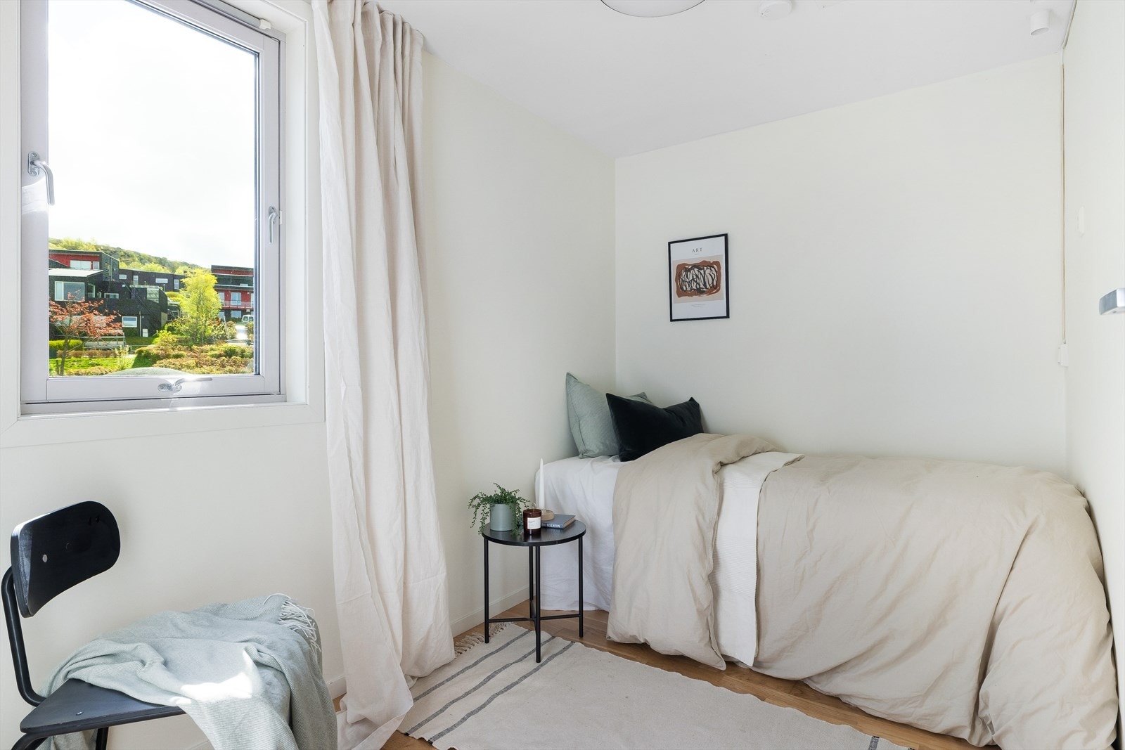 Innredet rom i første etasje med parkettgulv. Rommet er registrert som bod på byggetegningene. Se pkt. ferdigattest. Galleribilde