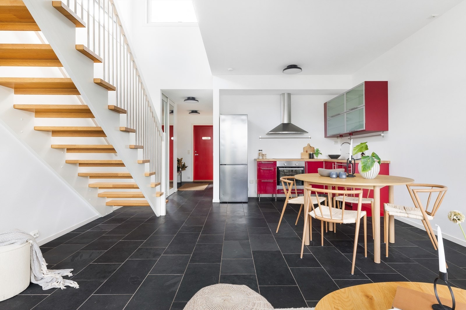 Fra stuen er det en åpen siktlinje gjennom boligen mot entréen. Galleribilde