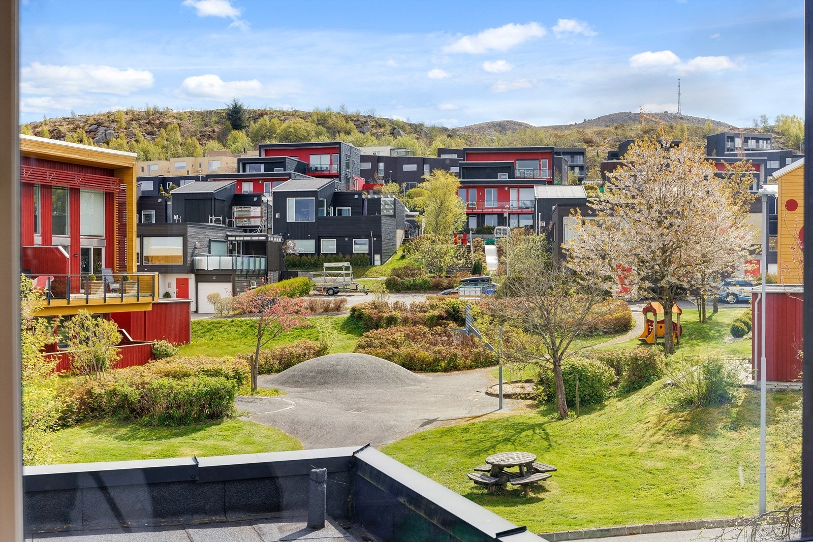 Fra boligen er det utsikt over felles grøntområder og lekeplass. Galleribilde