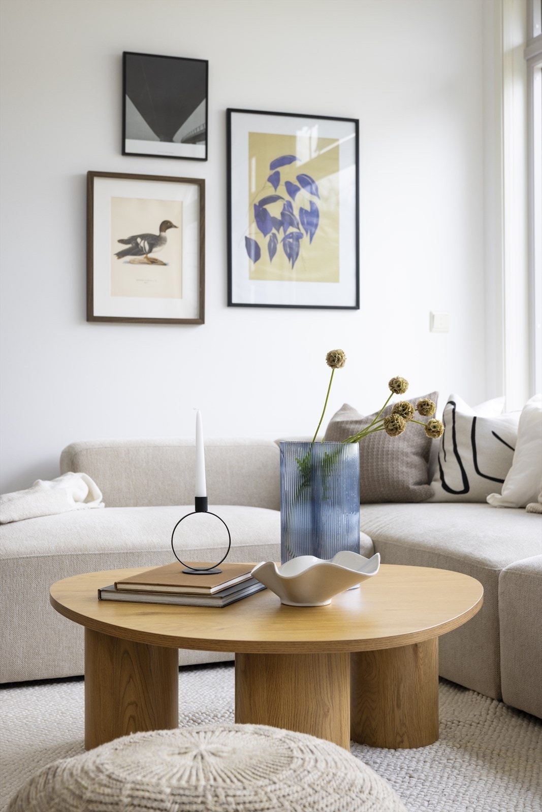 Gjennomgående malte plater på veggene gir et rent og helhetlig uttrykk. Galleribilde