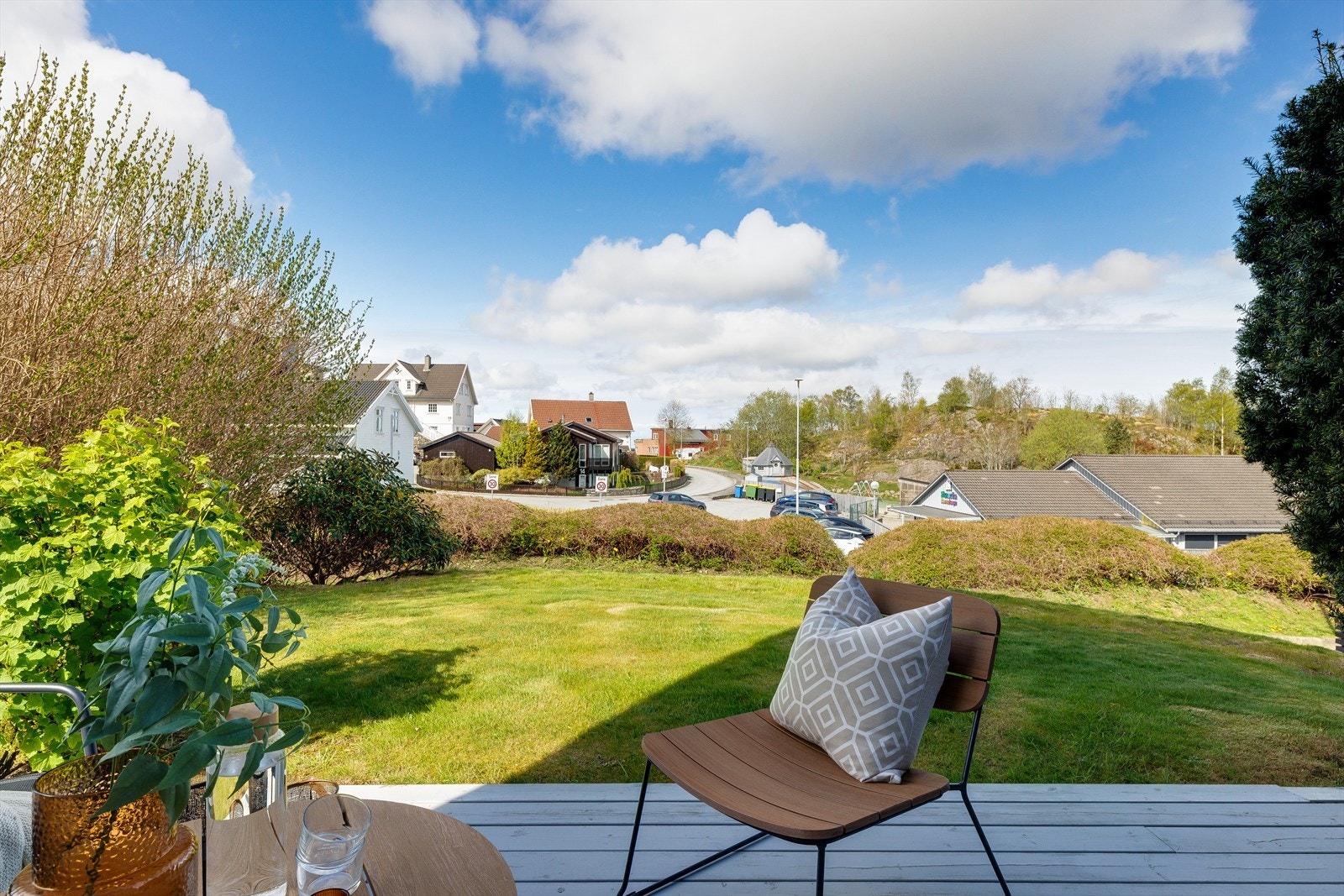 Fra terrassen ser man utover det etablerte og barnevennlige boligområdet. Galleribilde