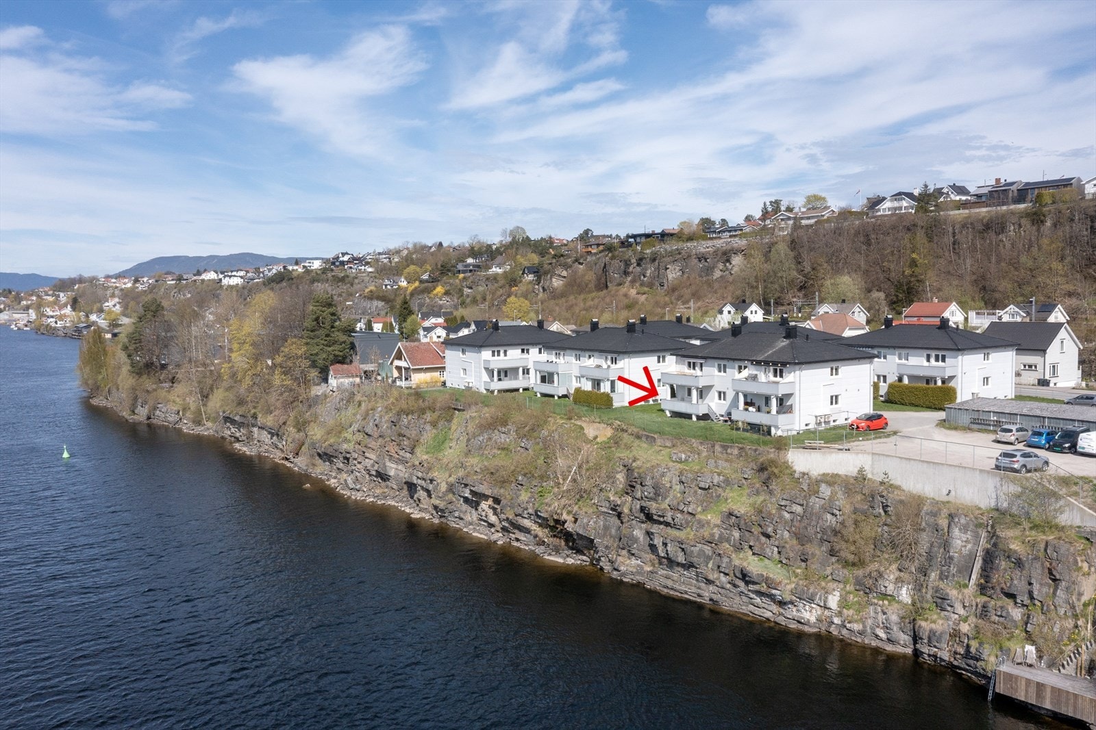 Firemannsboligen ligger i et veletablert borettslag med en flott plassering ved elven. Galleribilde