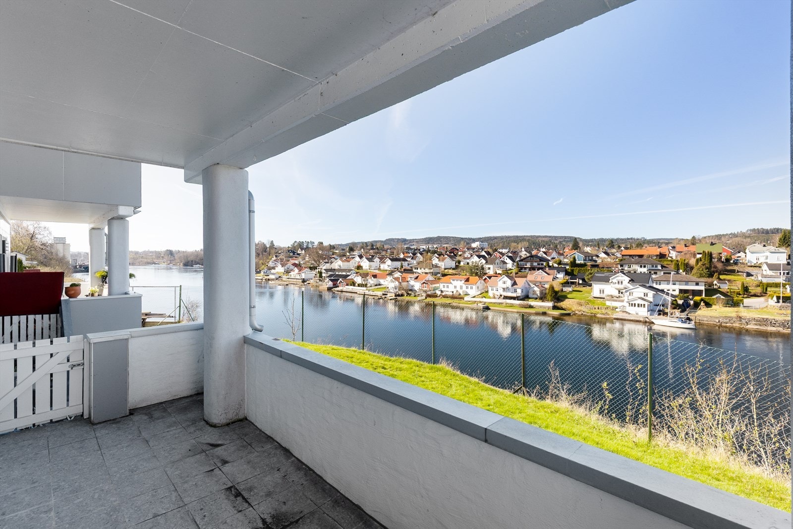 Fra den vestvendte balkongen har du nydelig utsikt mot Skienselva, og en kort spasertur til dagligvarebutikk og bussforbindelser. Galleribilde