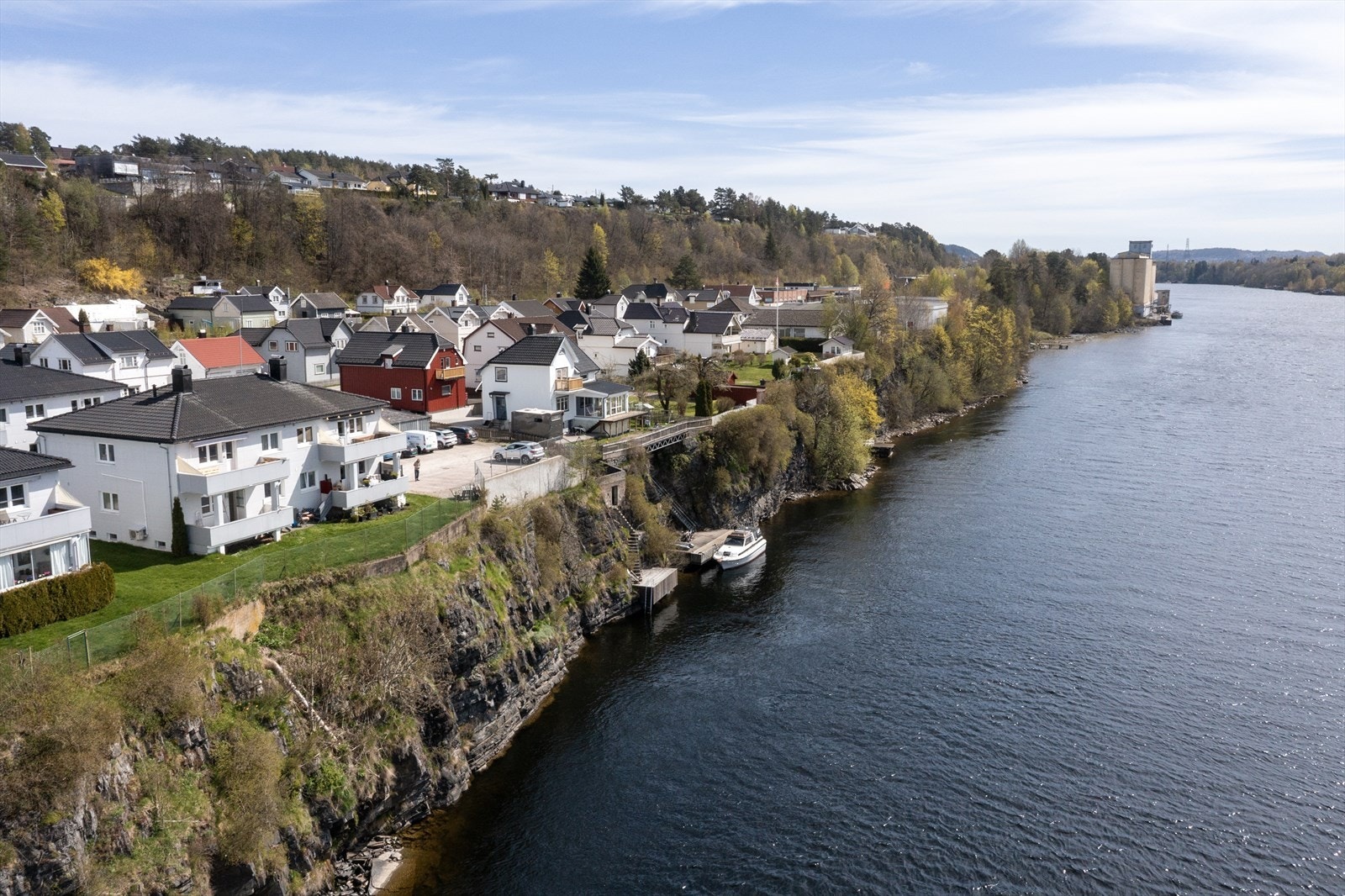 Området byr på turmuligheter langs elven og i nærliggende skogsområder. Galleribilde