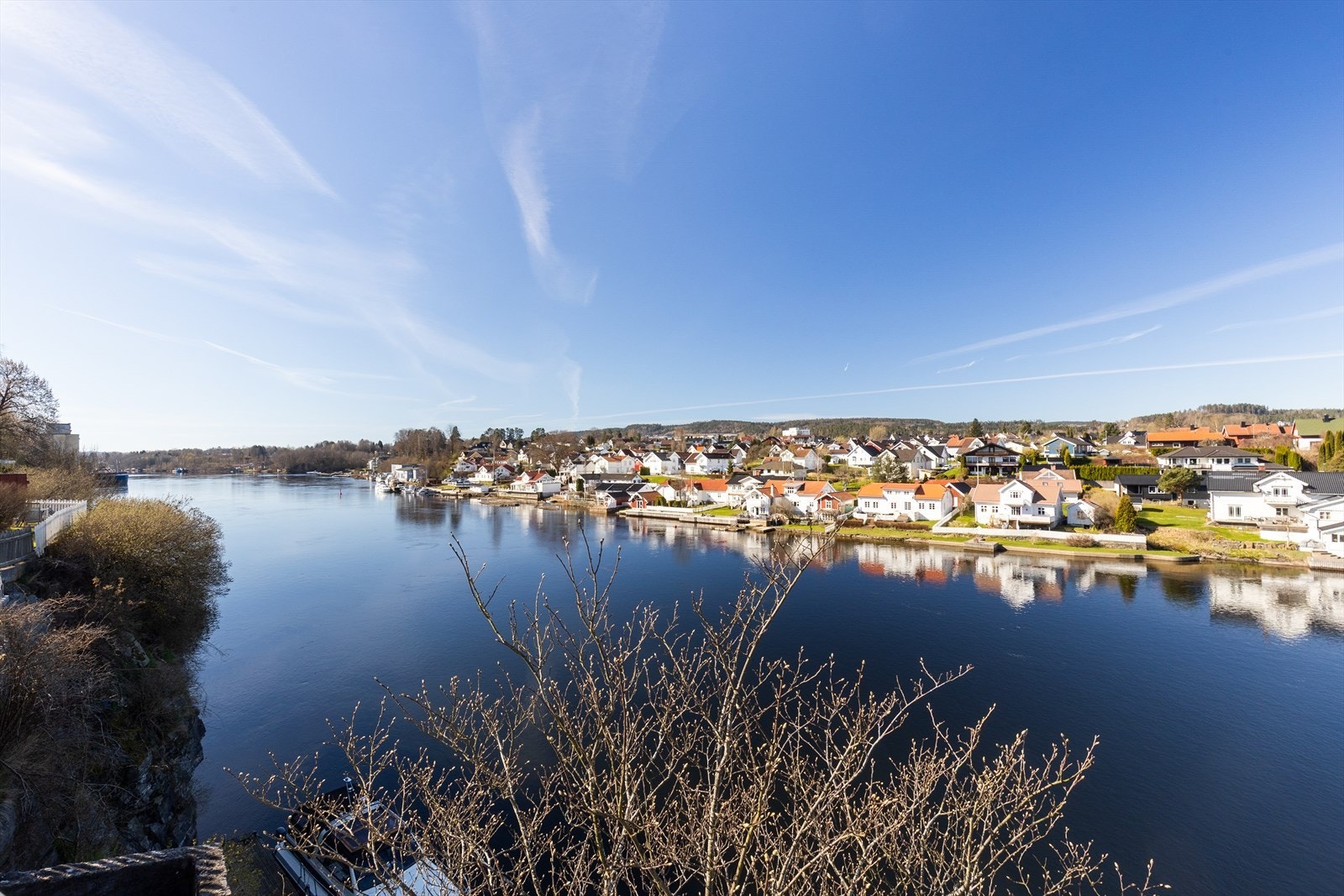 Nyt utsikten og nærheten til vannet fra egen uteplass. Galleribilde