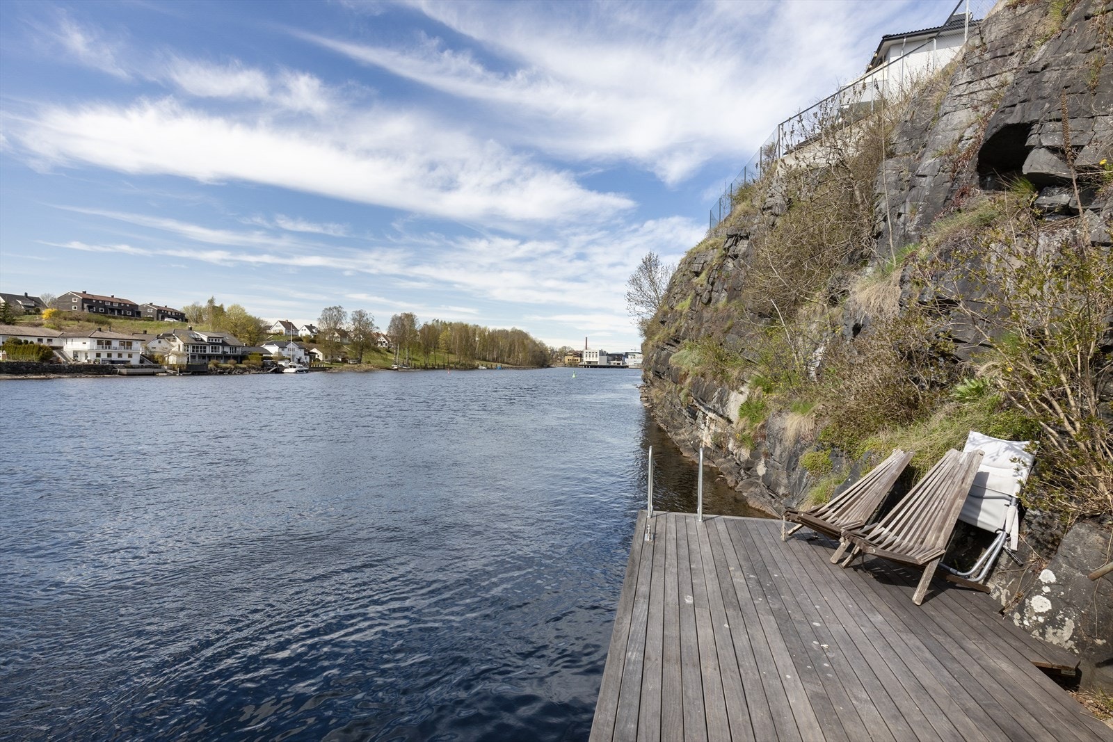 Borettslaget disponerer en renovert brygge, perfekt for å nyte dagene ved vannet. Galleribilde