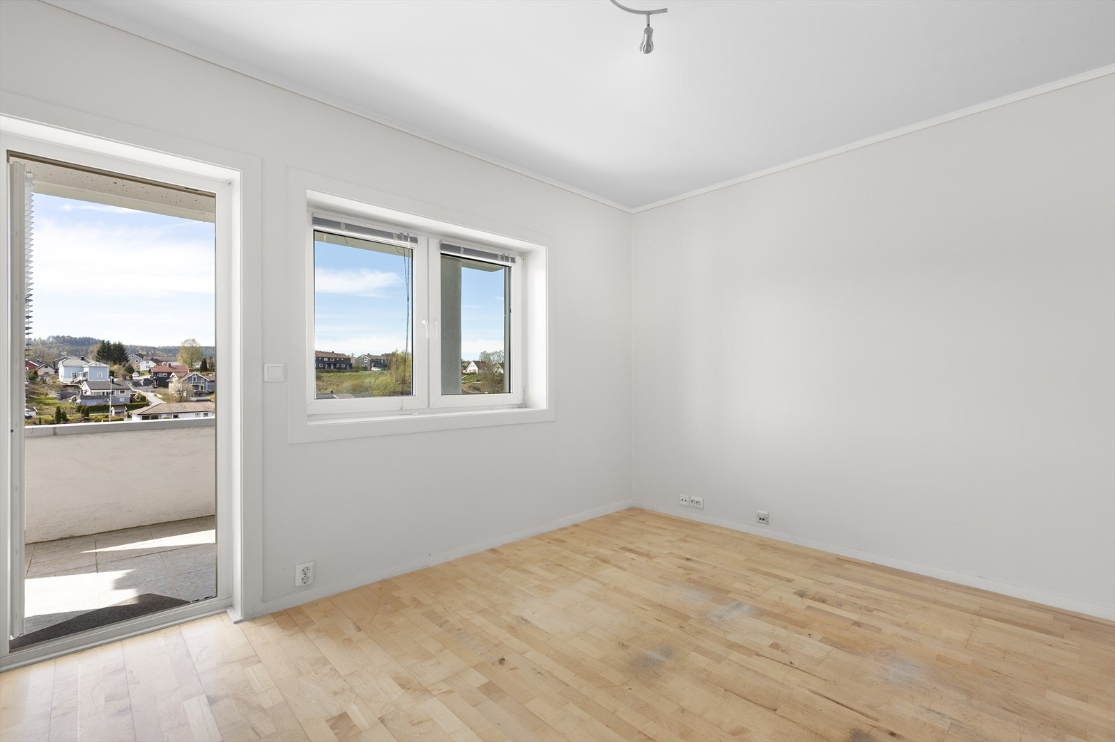 Fra stuen er det direkte utgang til den store, overbygde balkongen. Galleribilde