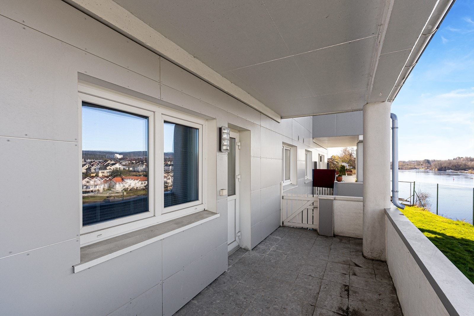 Den vestvendte balkongen på 11 m² er oppført i betong med flislagt gulv. Galleribilde