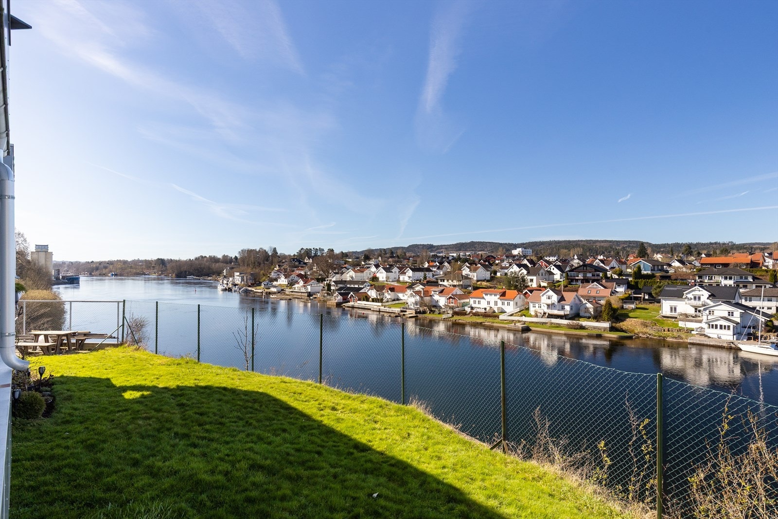 Utsikt over Skienselva og de grønne omgivelsene. Galleribilde