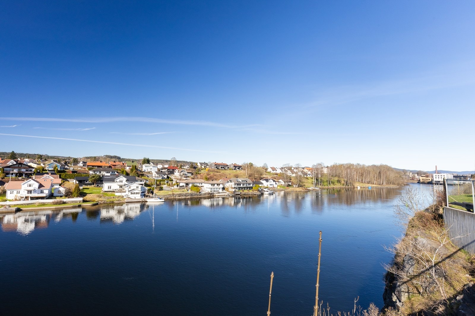 Utsikt over det etablerte og rolige boligområdet langs elven. Galleribilde