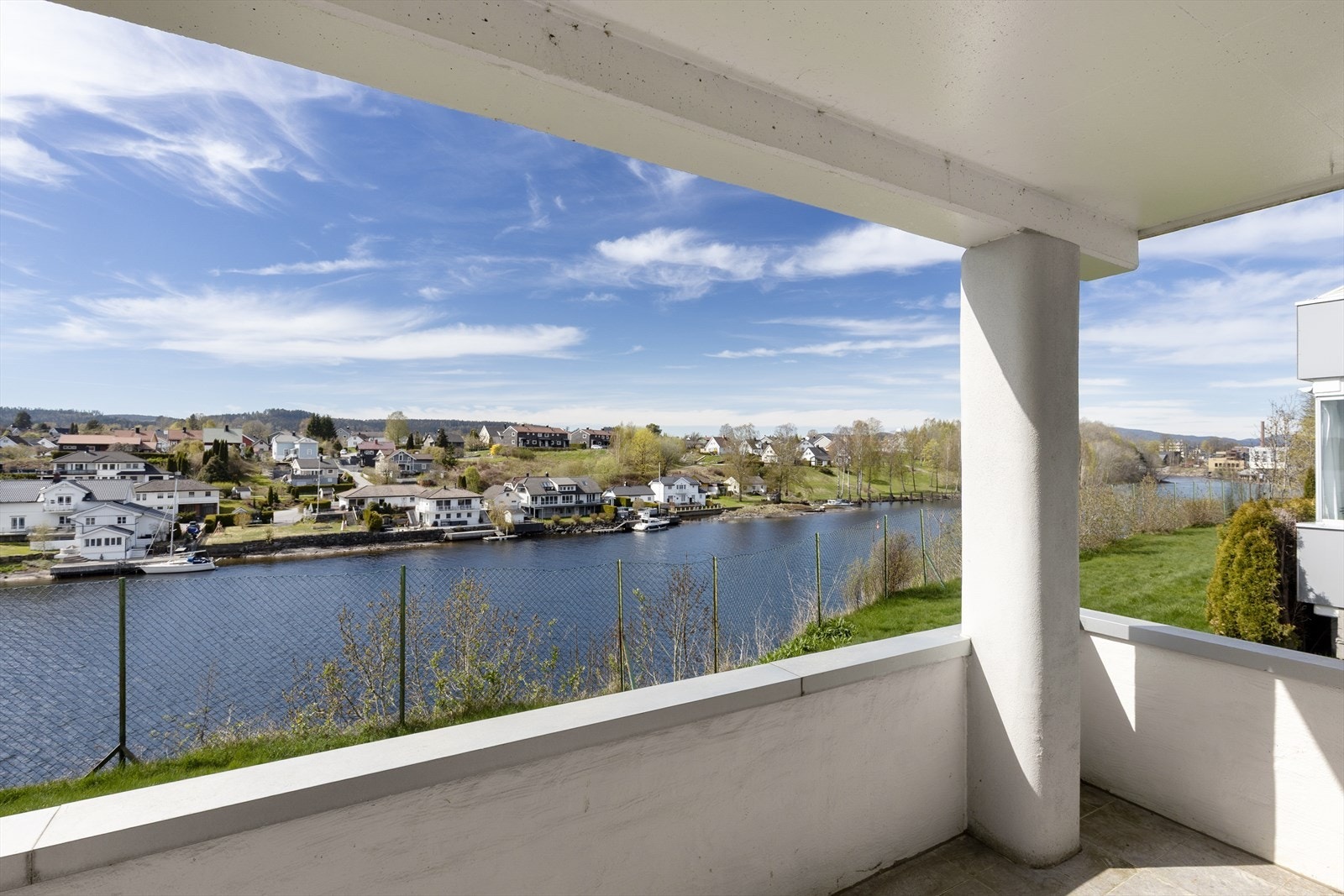 Fra balkongen ser man ut over nabolaget og Skienselva. Galleribilde