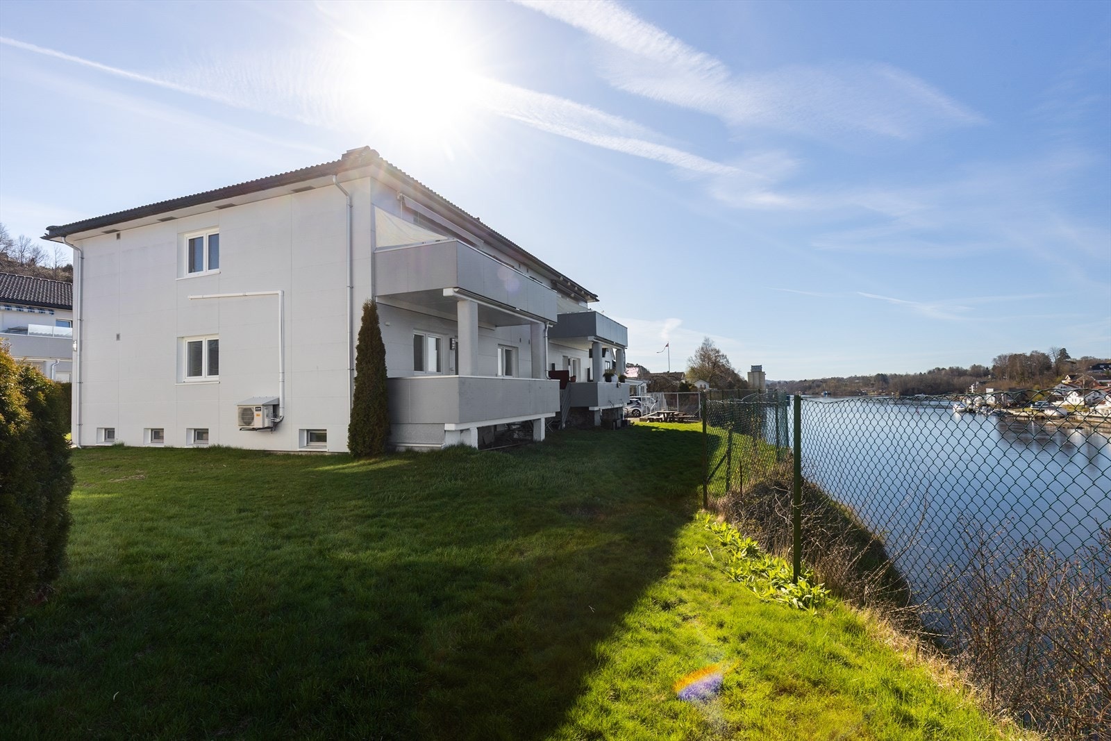 Grøntarealer rundt bygningen gir en åpen og luftig følelse. Galleribilde