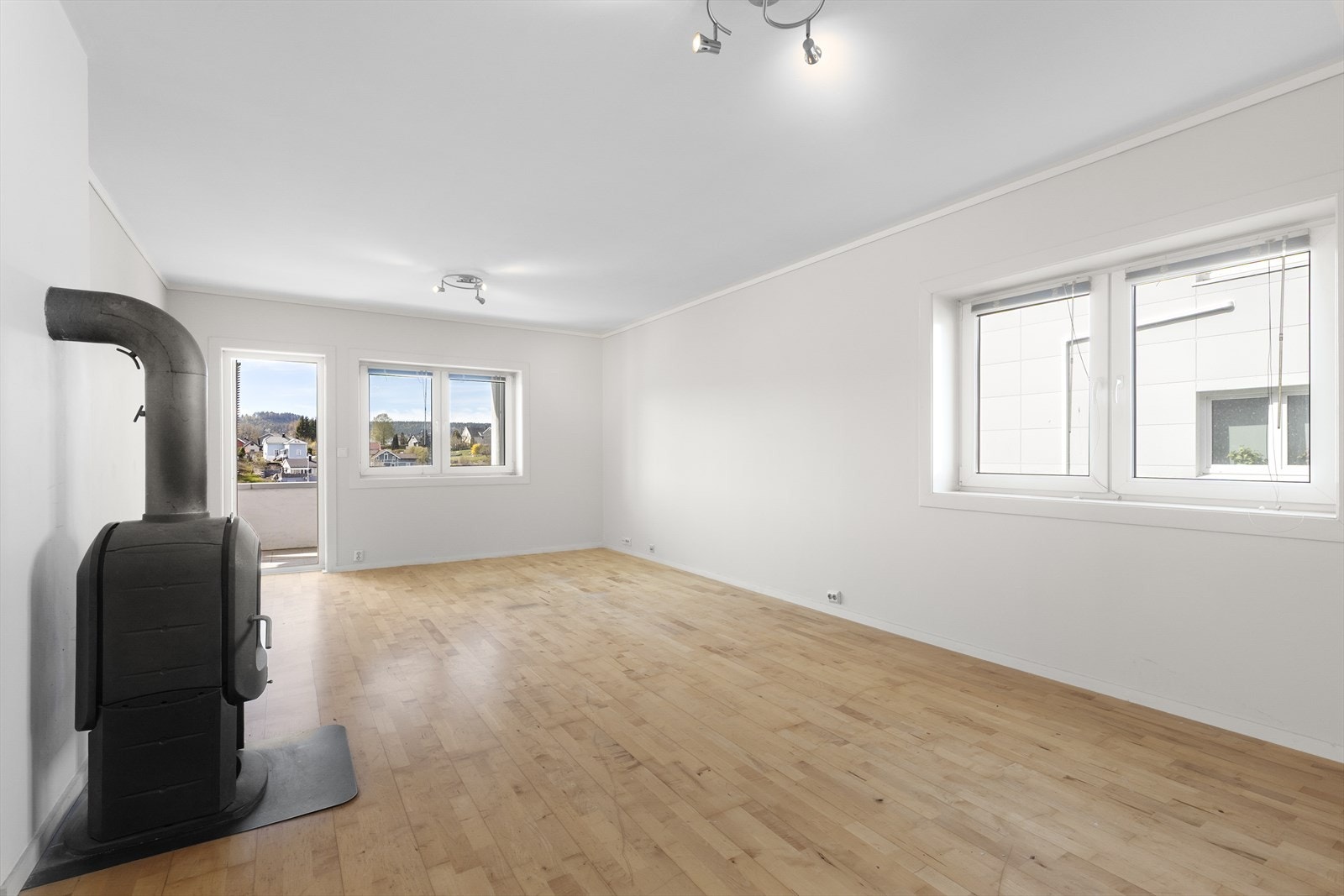 Stuen er romslig og har plass til både sofagruppe og spisebord. Galleribilde
