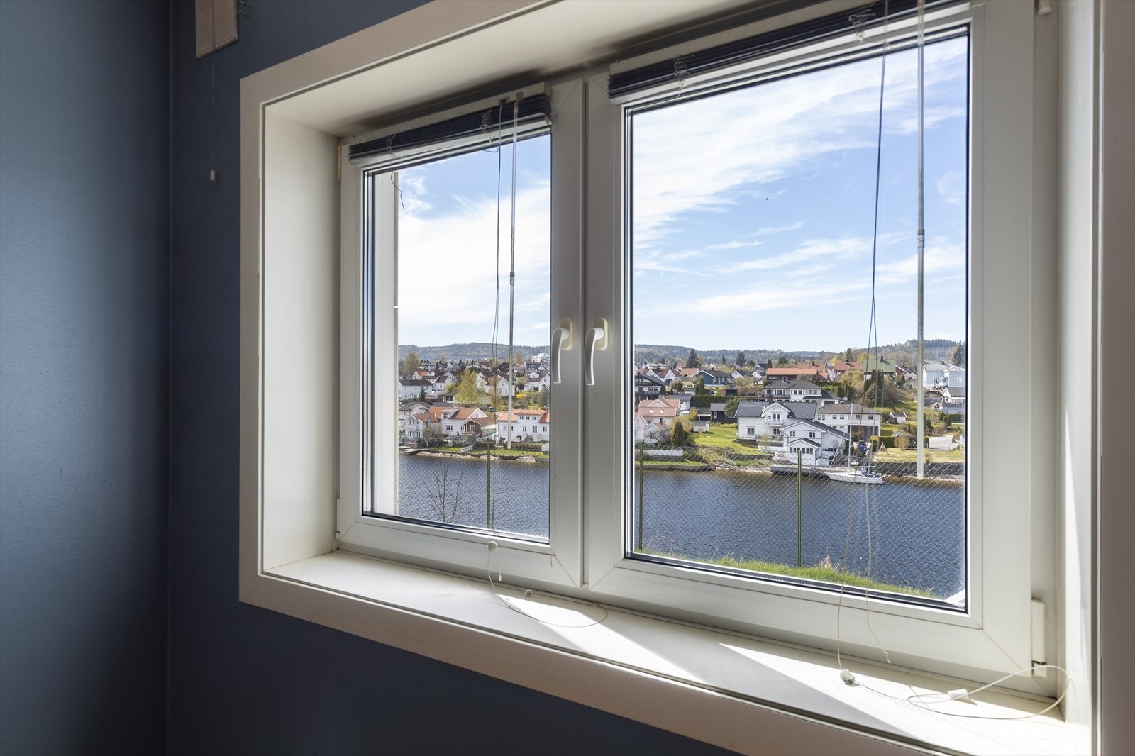Vinduene i leiligheten er av PVC med 3-lags glass, som sikrer god isolasjon. Galleribilde