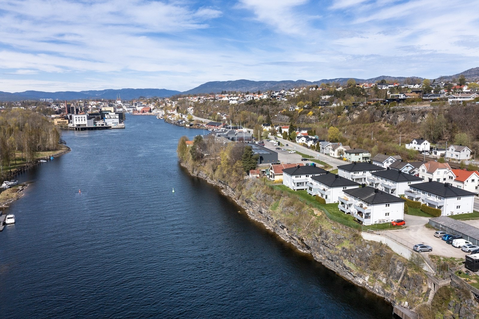 Gode bussforbindelser til både Skien og Porsgrunn fra bussholdeplass, kun ett minutt unna. Galleribilde