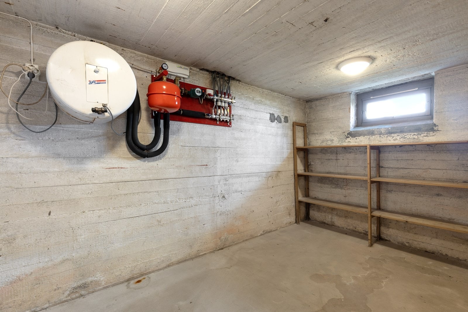Leiligheten disponerer tre boder og gang i kjeller, totalt 22 m², som gir svært gode lagringsmuligheter. Galleribilde