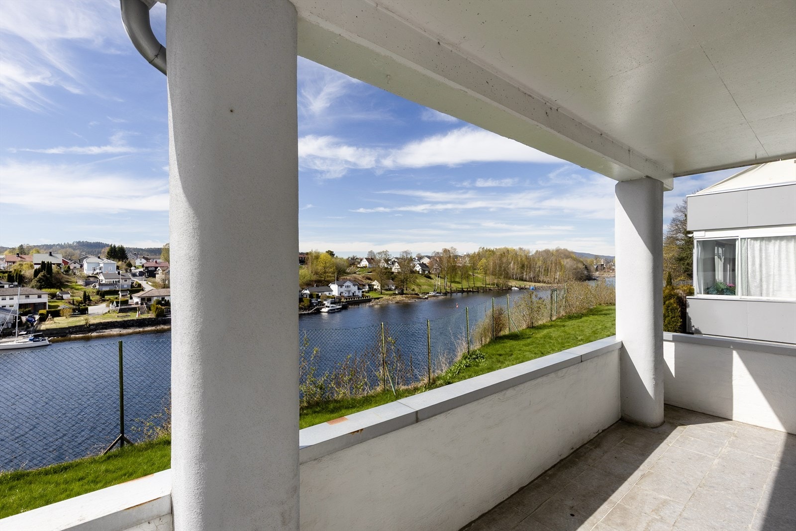 En solrik og skjermet uteplass med flott utsikt. Galleribilde