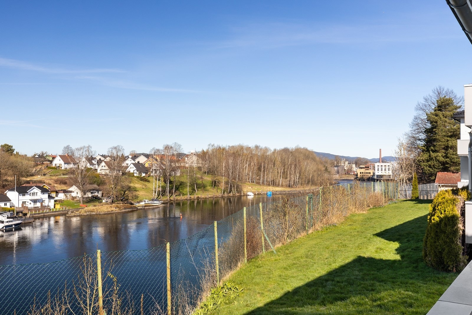 Fra eiendommen er det gangsti ned til elvebredden. Galleribilde