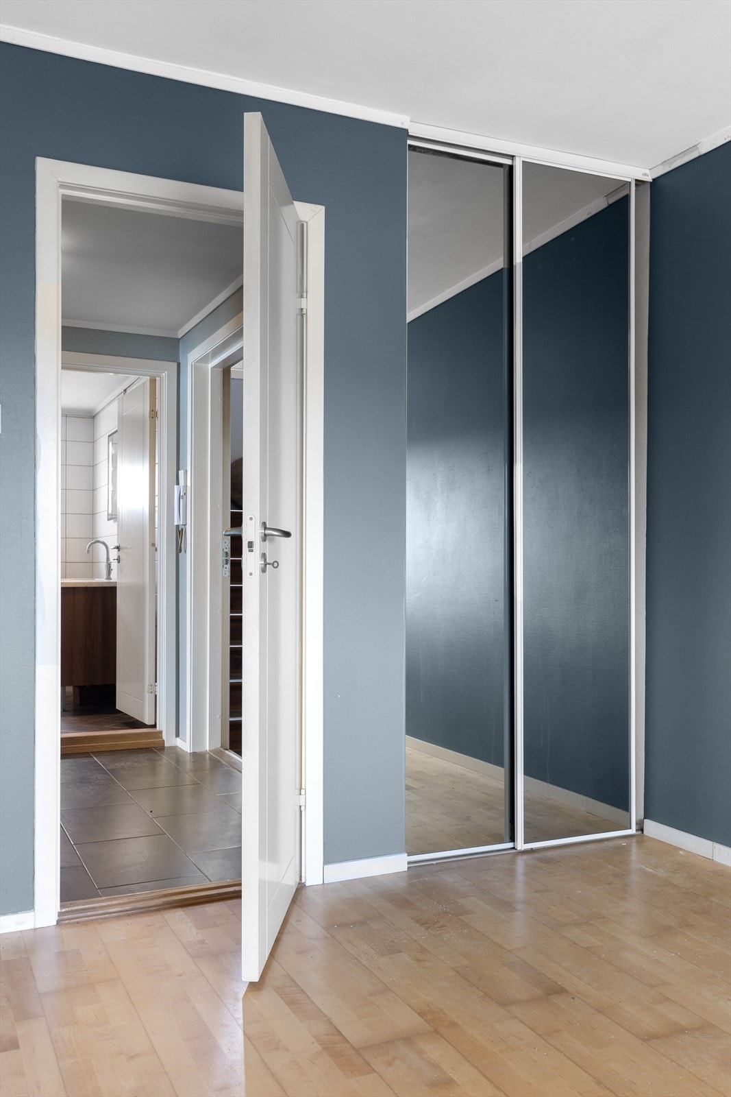 Skyvedørsgarderobe gir god plass til klesoppbevaring. Galleribilde