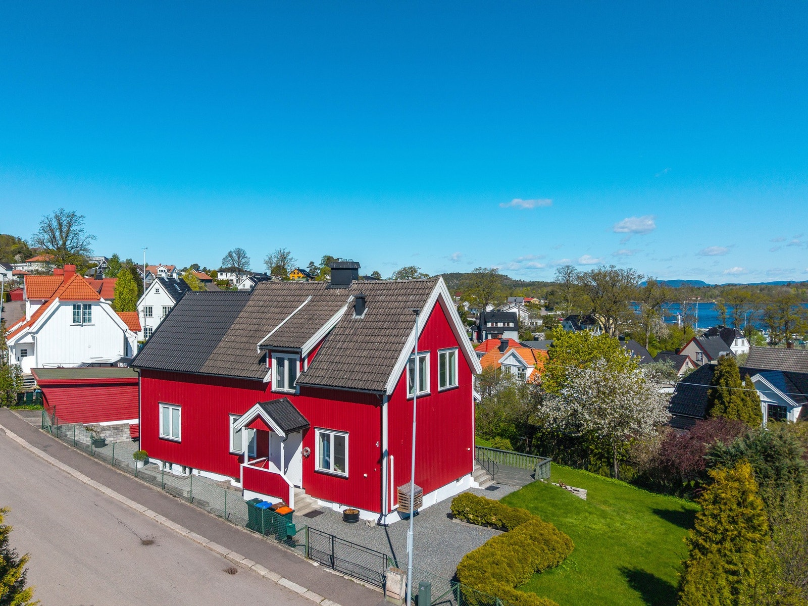 Her ser vi fasaden mot veien og litt av den fine tomten Galleribilde