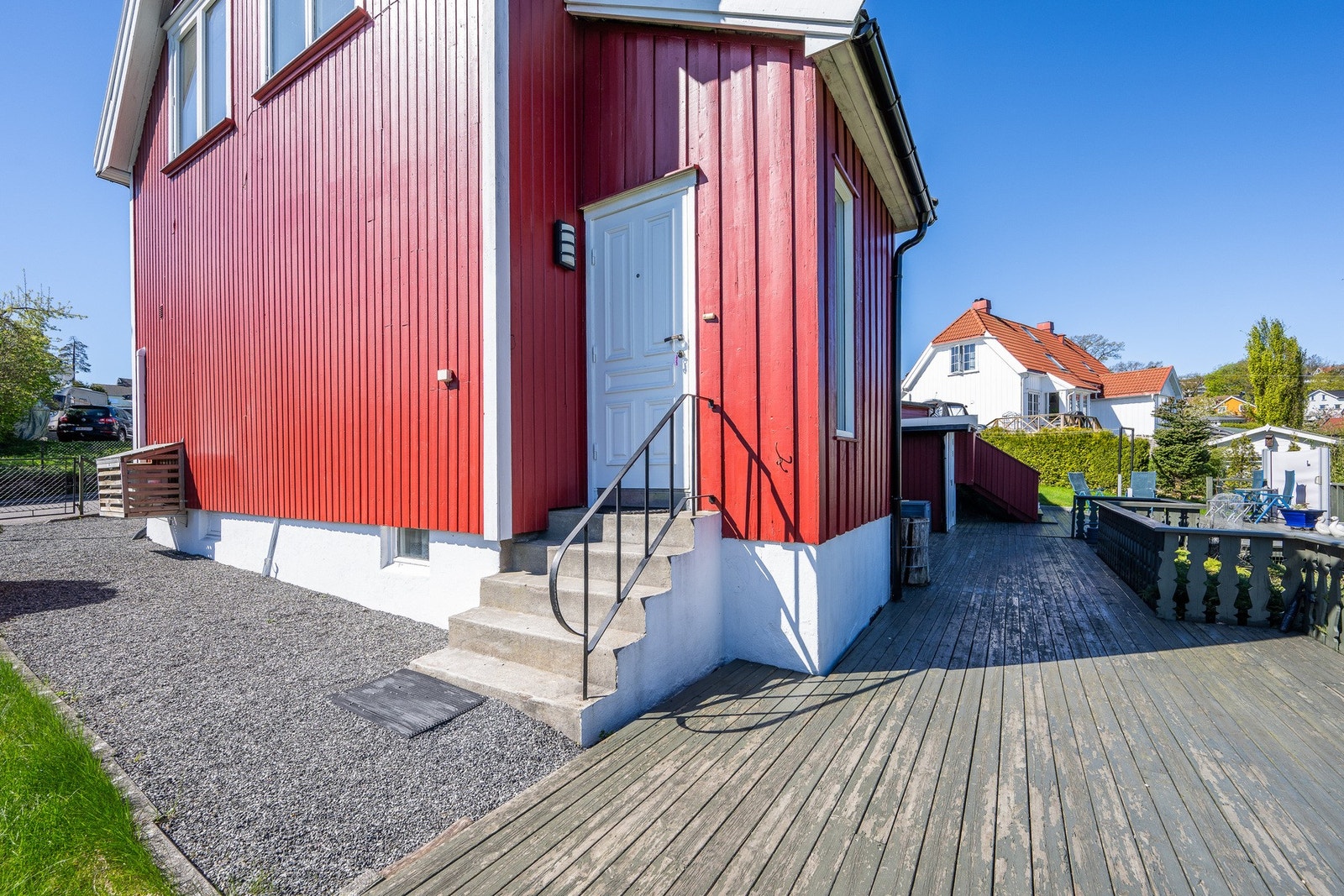 Leiligheten i 2. etasje har egen inngang mot øst rett ved terrassen Galleribilde