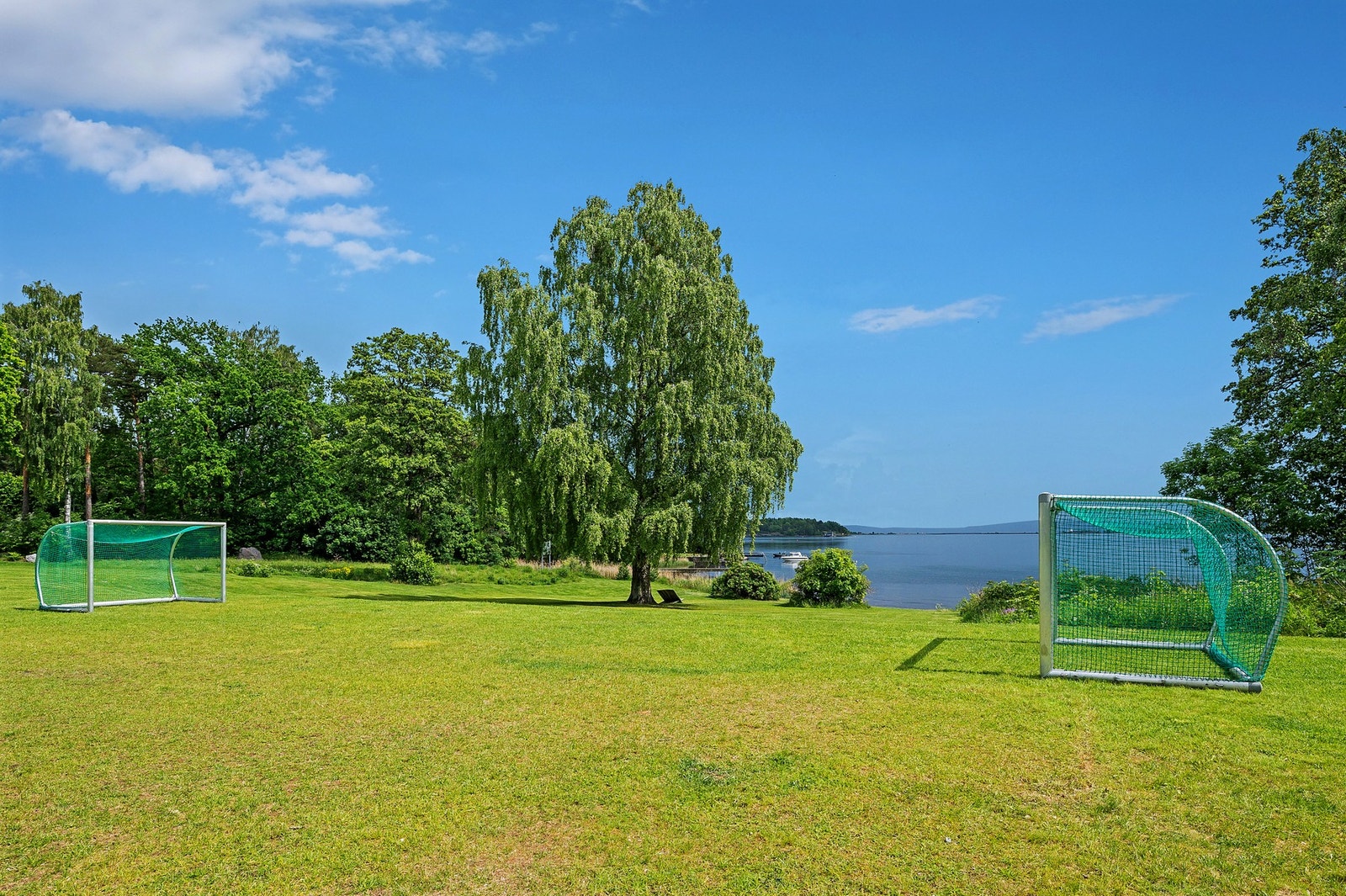 Her er det også ballslette og badeplassen "bakom" Galleribilde