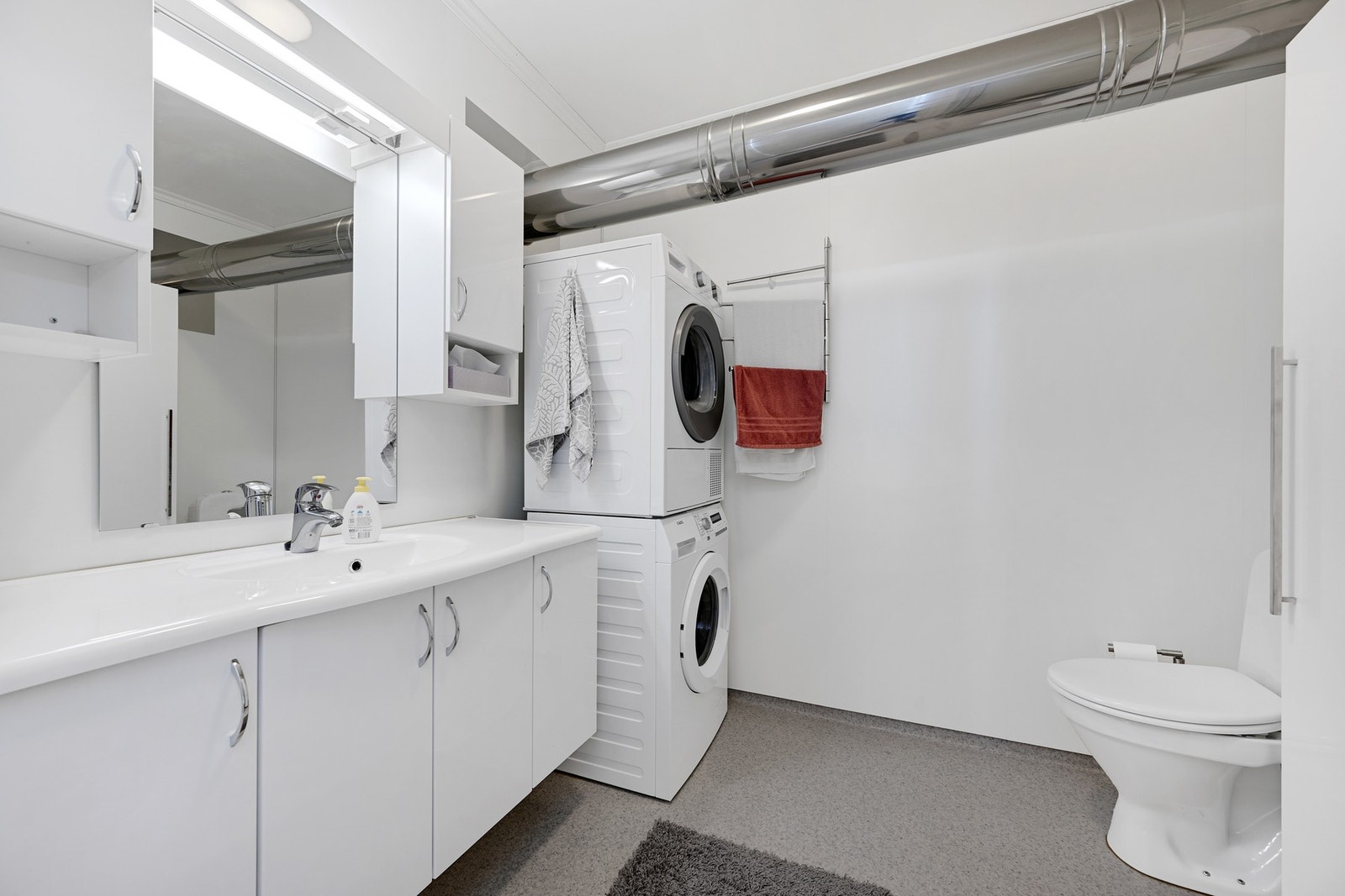 Badet har gulvvarme og godt med skapplass. Stålrøret er videre inn til peisovnen Galleribilde