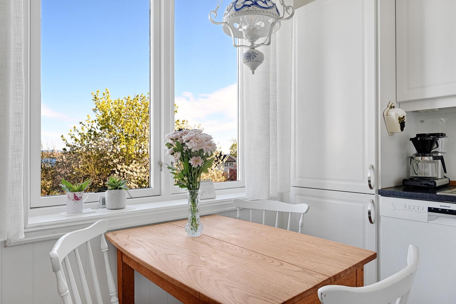 Kjøkkenbord ved vinduet med morgensol Galleribilde