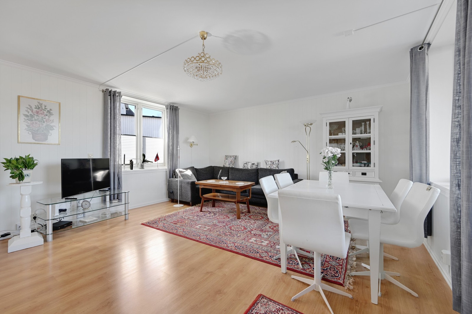 God plass for både sofa og spisestue Galleribilde