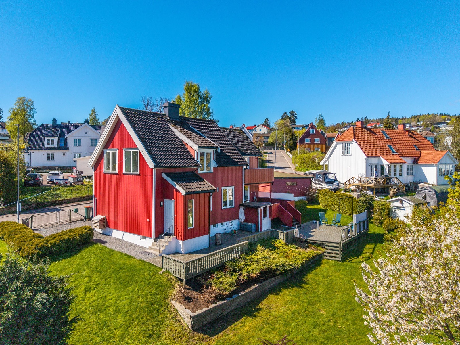 Mens her ser vi fra baksiden og litt av de mange uteplassene Galleribilde