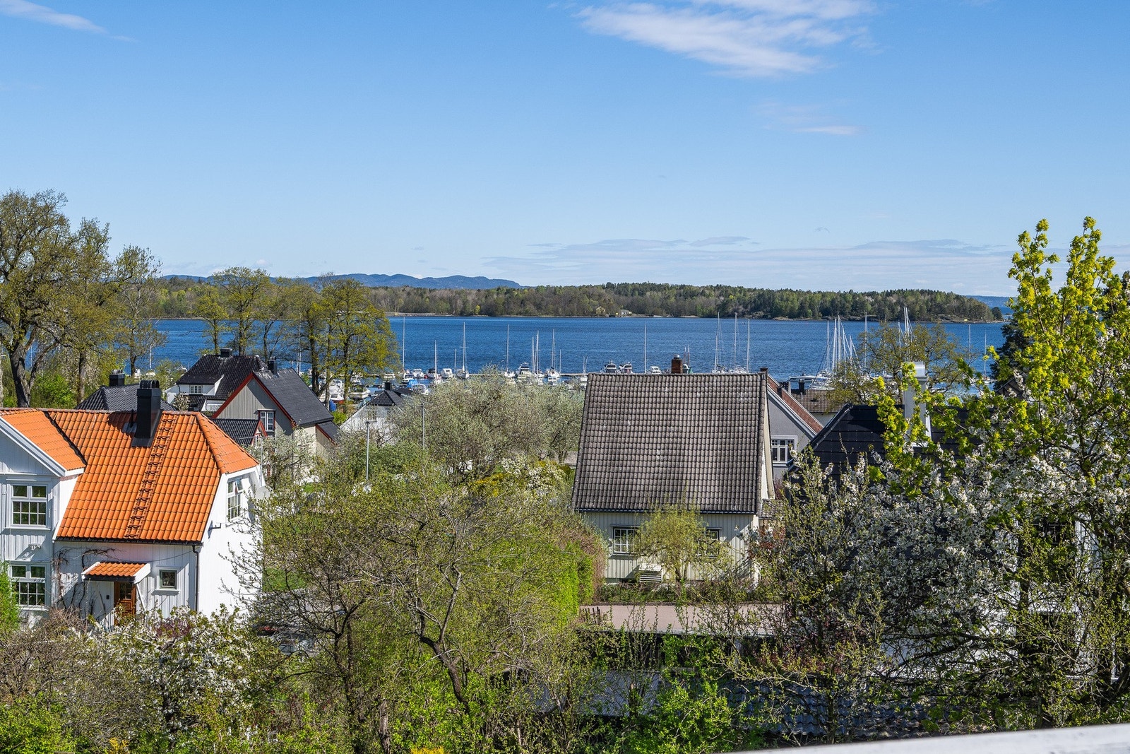 Fin utsikt over Indre havn og fjorden fra begge etasjer - dette er fra terrassen i 1. etasje Galleribilde