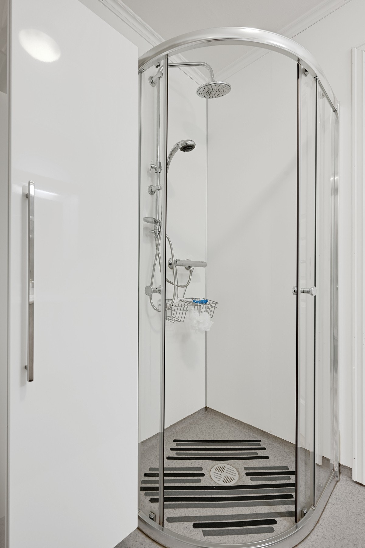 På dette badet er det også dusjhjørne og opplegg for vaskemaskin Galleribilde