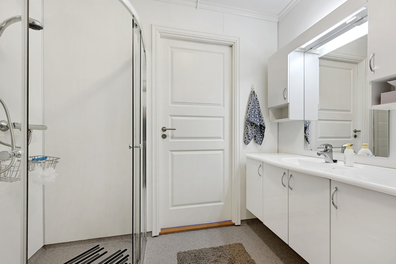 Badet i denne etasjen ble pusset opp i 2010 Galleribilde