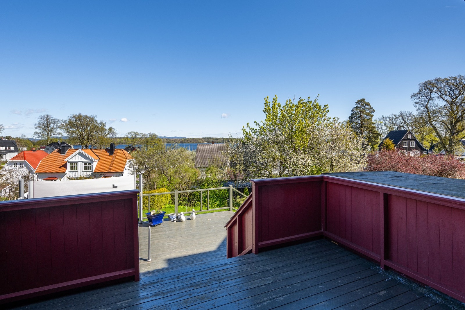 Terrassen er i to nivåer og har gode solforhold Galleribilde