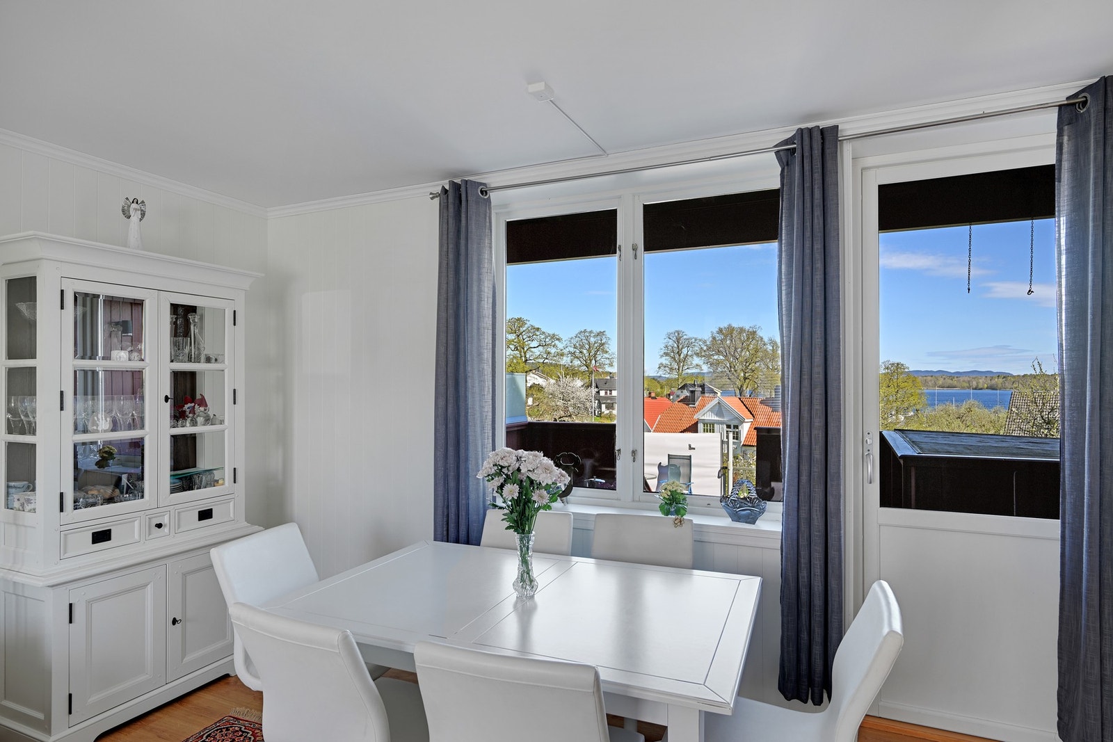 Fra spisestua er det utgang til en stor terrasse og videre til hagen Galleribilde