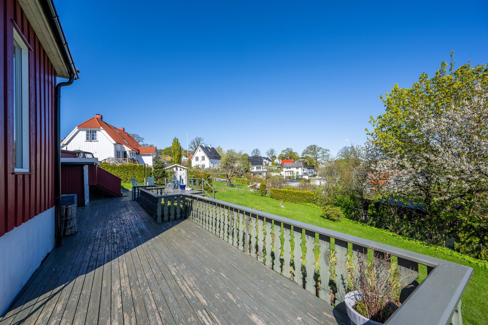 Da er vi på utsiden og den store terrassen i bakhagen Galleribilde