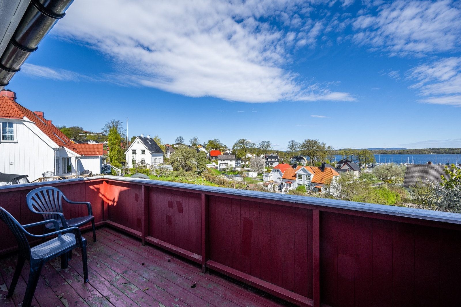 Her ser vi litt av balkongen som har både fin utsikt og morgensol Galleribilde