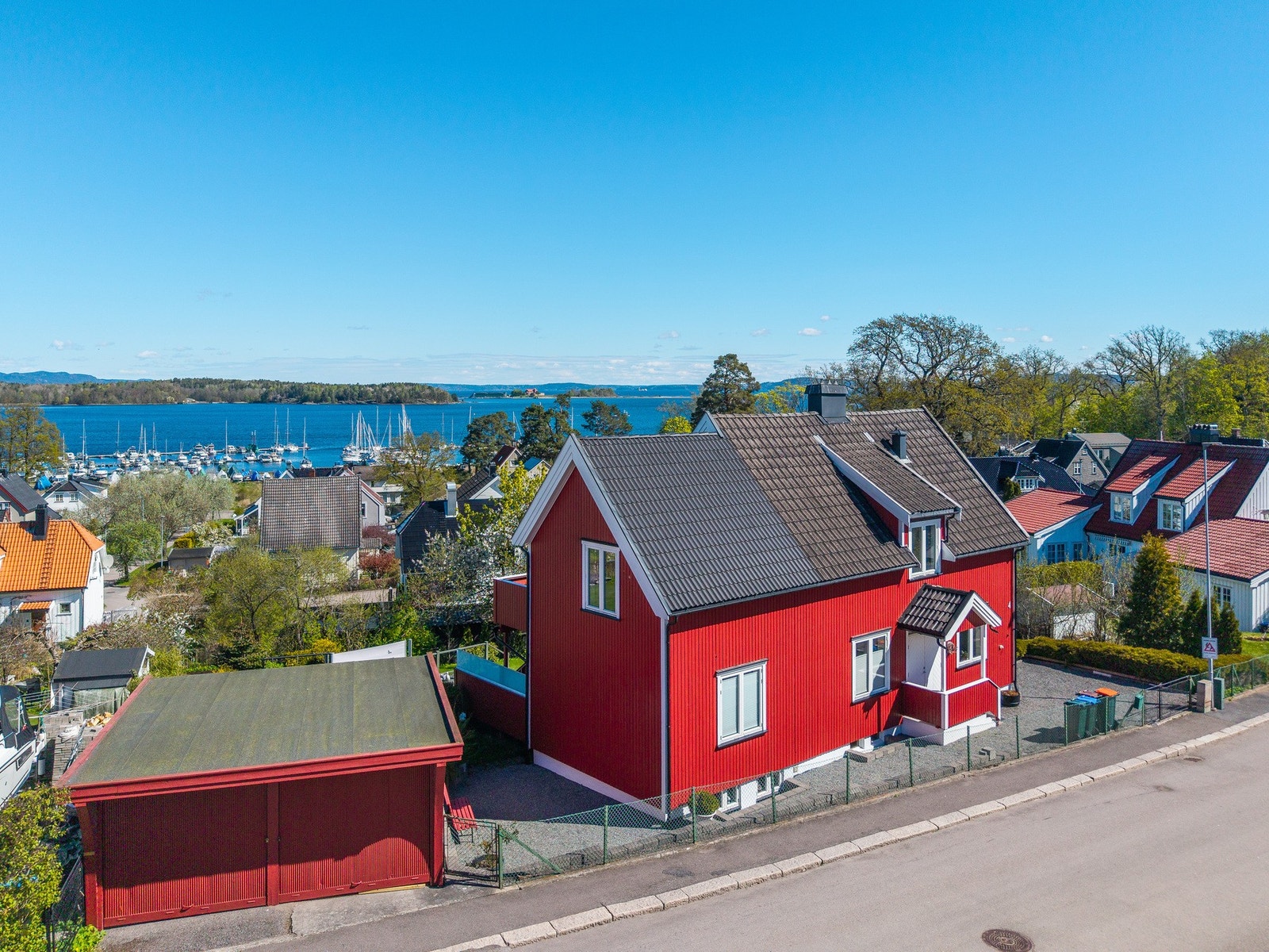 Boligen har to separate leiligheter og dobbel garasje - kort vei til Solviken båthavn Galleribilde