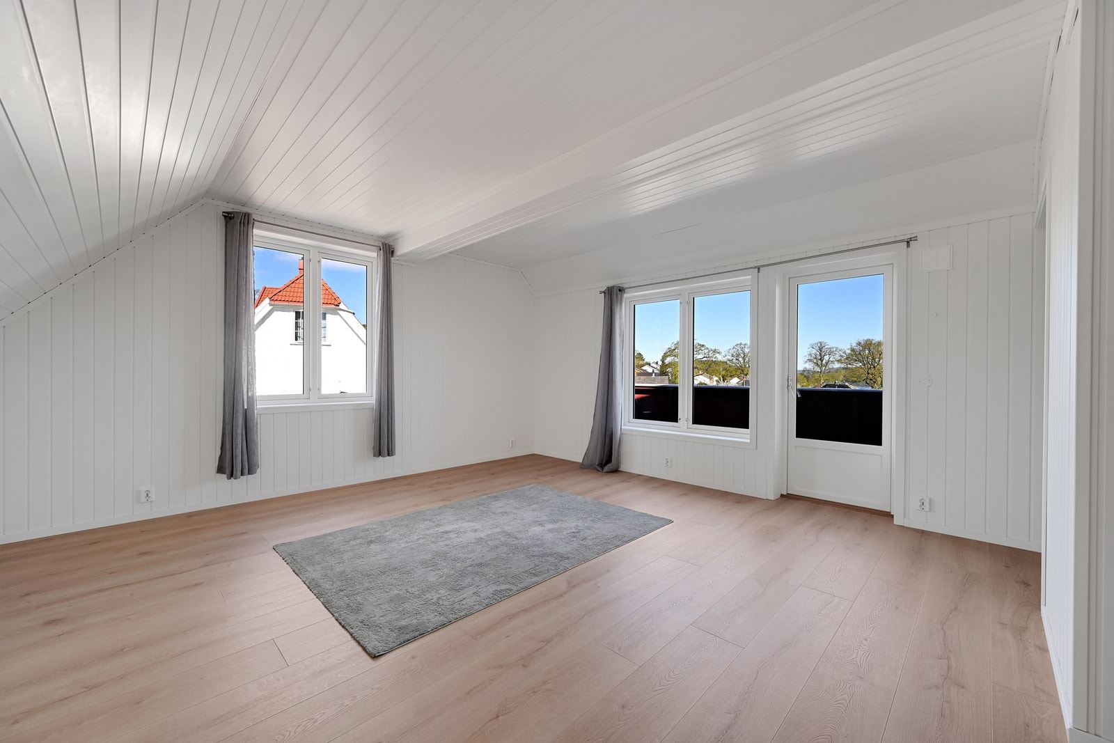Stua er på lik linje med alle rommene i denne etasjen nyrenovert i vinter - det er utgang til balkong Galleribilde