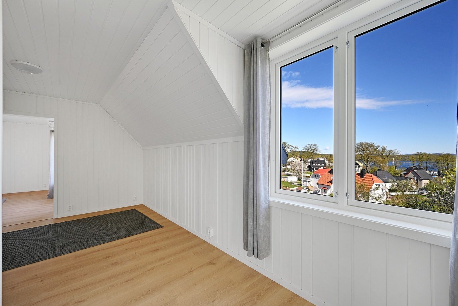 I den nyinnredede stuen er det også utsikt mot fjorden og omgivelsene Galleribilde