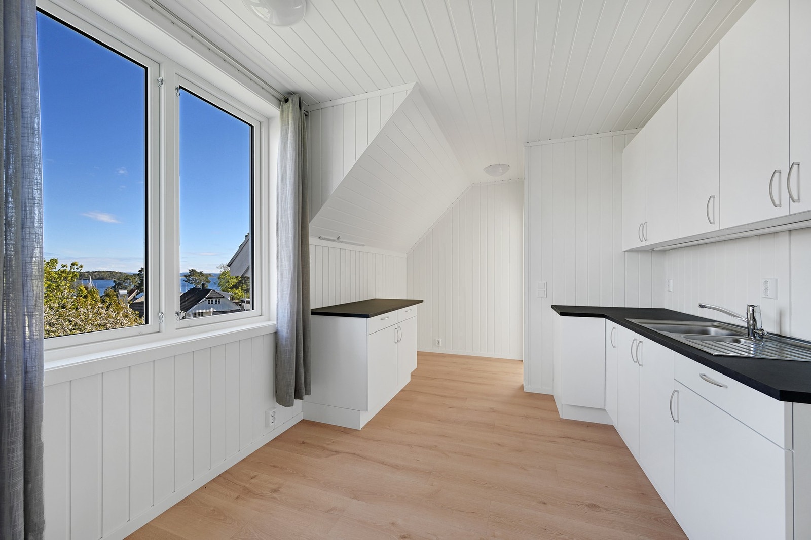 På toppen av trappa finner vi et helt nytt og ubrukt kjøkken med utsikt til fjorden Galleribilde