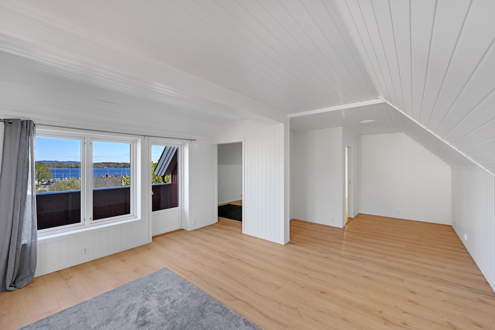 Her ser vi et oversiktsbilde av den romslige stua i 2. etasje Galleribilde