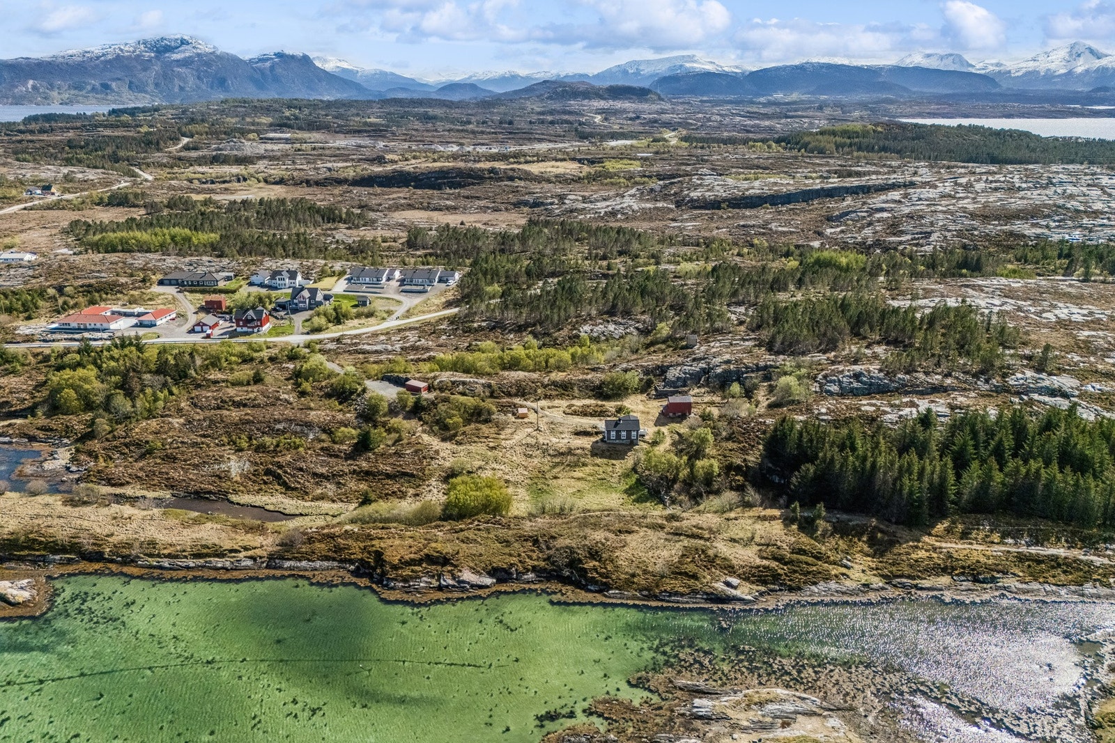 Ønsker man å bo sentralt men likevel landlig kan dette være drømmeplassen Galleribilde