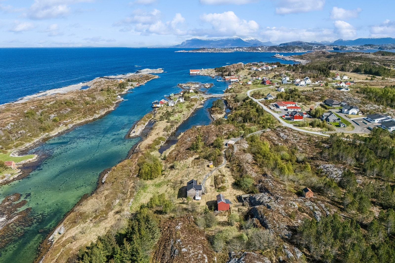 Eiendommen er på hele 79,6 mål og har usjenert og solrik beliggenhet, med lang strandlinje og flott utsikt mot storhavet i nord og ut Øksenvågen i øst Galleribilde