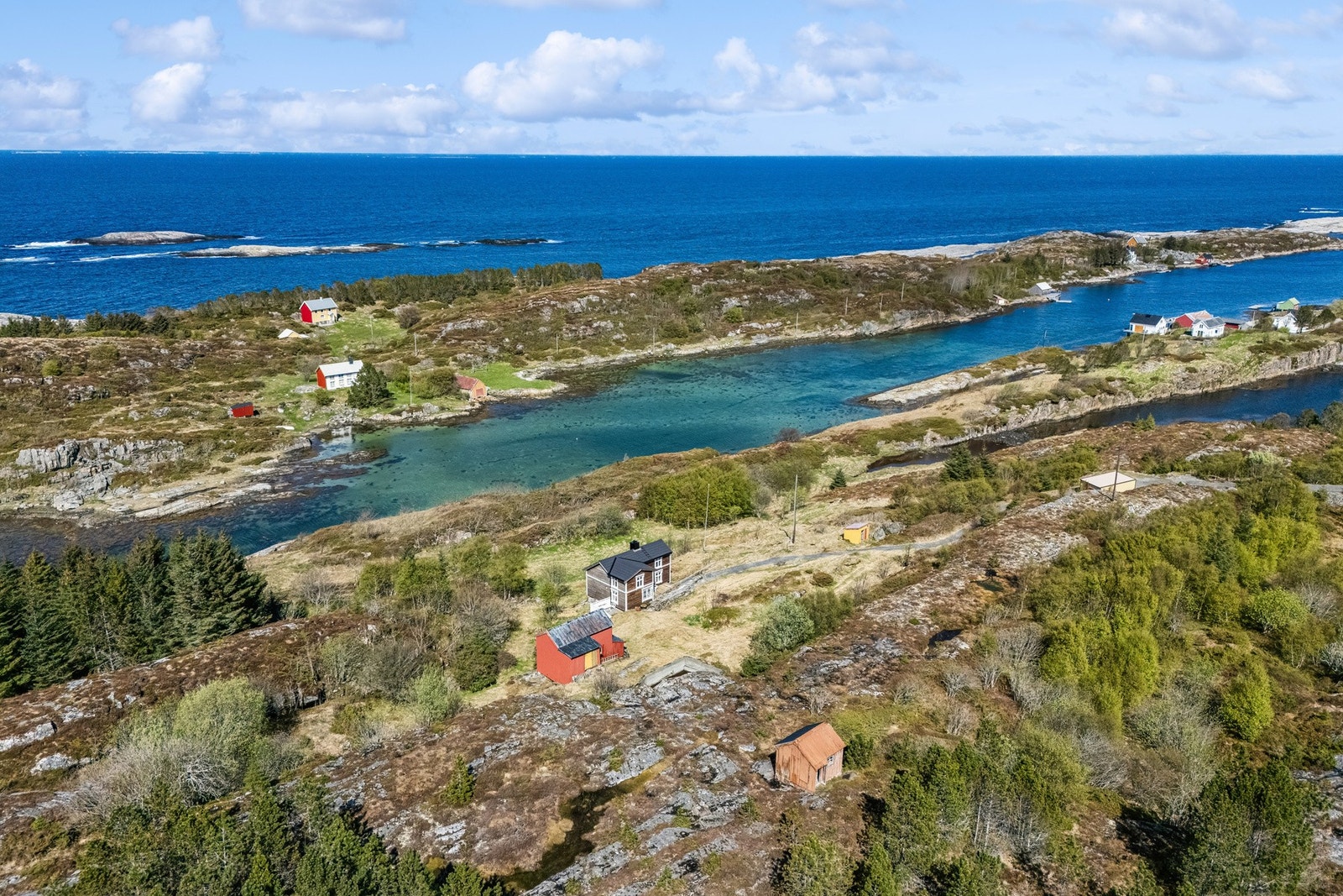 Småbrukseiendom med flott utsikt og stor tomt, beliggende i idylliske omgivelser i Øksenvågen Galleribilde