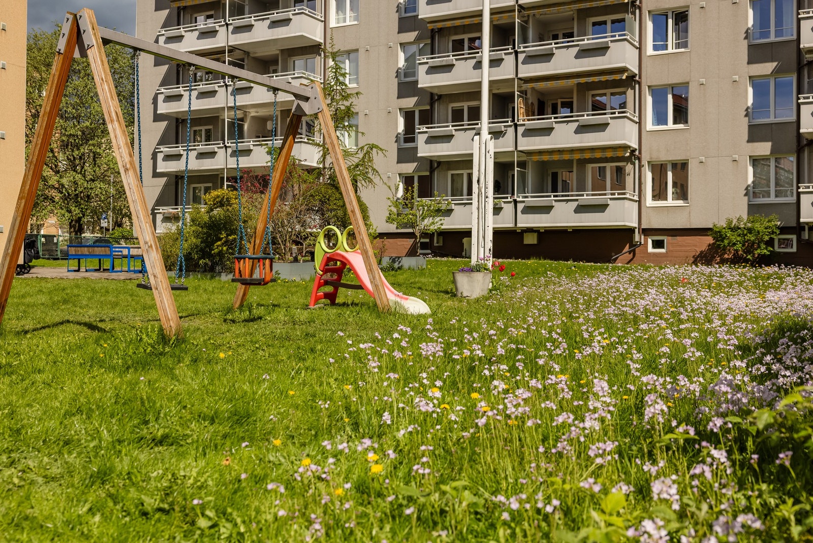 Borettslaget har fine uteområder for barn med både huskestativ og lekehus i bakgården. Galleribilde
