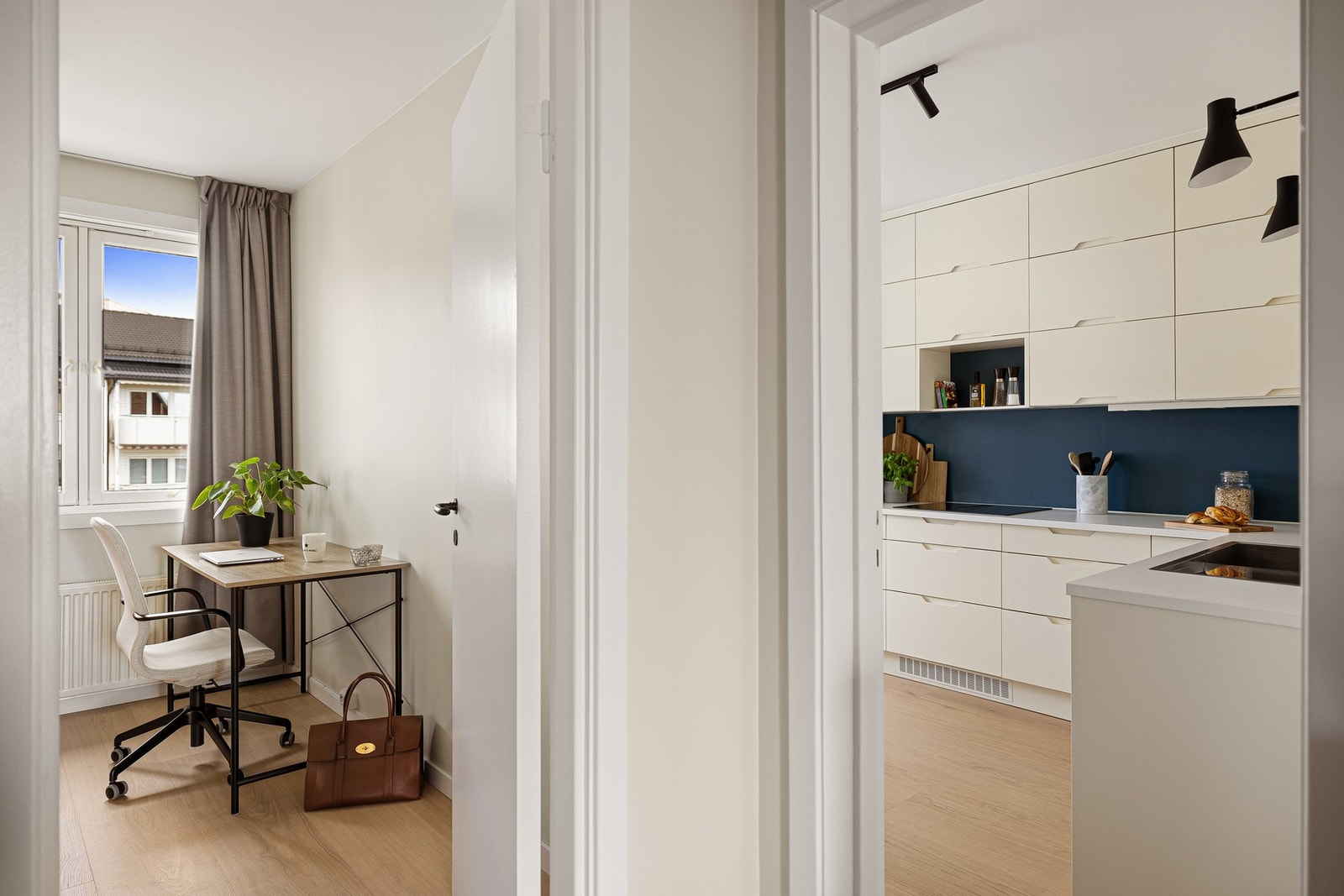 Leilighetens andre soverom har inngang fra entreen og er i dag brukt som gjesterom / kontor. Galleribilde